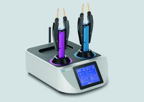 Kabellos beheizte Pinzette der pfm medical ag zum Transfer und Ausrichten von Gewebeproben beim Ausgie&szlig;en im histologischen Labor.