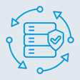 Das Bild zeigt eine stilisierte Darstellung von Datenbanken, die von kreisf&ouml;rmigen Pfeilen umgeben sind. Ein H&auml;kchen symbolisiert Sicherheit oder Erfolg im Datenmanagement. Das Design vermittelt ein Gef&uuml;hl von Datenverarbeitung und -sicherheit in einem dynamischen Umfeld.