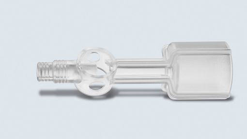 Eine transparente, gläserne Pipette mit runder Öffnung und einer rechteckigen Basis. Die Pipette hat einen schmalen, geraden Hals und eine geschlossene Spitze. Sie liegt auf einem hellen Hintergrund.