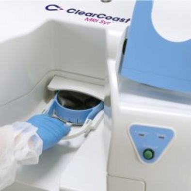 Anwendung ClearCoast™, Schritt 3 Bild zur ClearCoast™ Anwendung: Hand schiebt Gewebecontainer in das ClearCoast MRT System