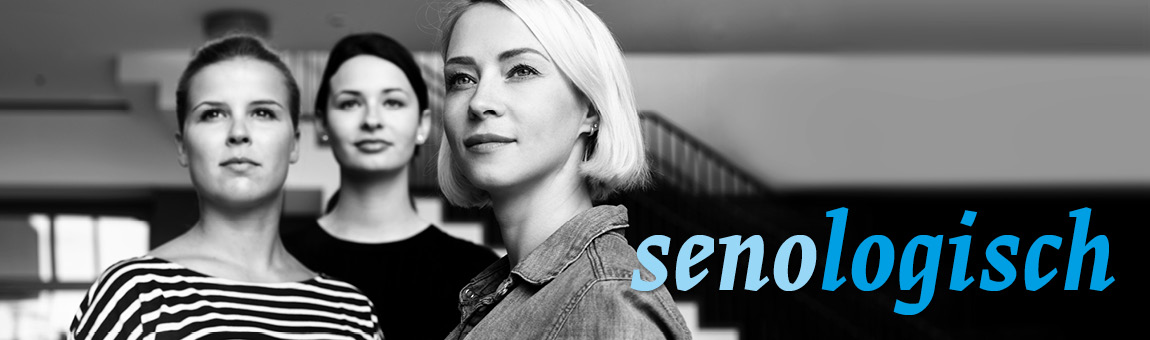 Drei Frauen stehen nebeneinander, in einem modernen Innenraum fotografiert. Der Text „senologisch“ erscheint prominent in blauer Schrift. Die Atmosphäre wirkt professionell und fokussiert, möglicherweise im Kontext der Senologie oder Brustgesundheit.